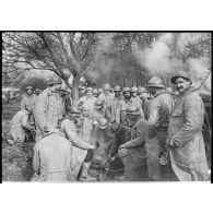 Sur la route conduisant à Ribécourt. Distribution des portions de viande. [légende d'origine]