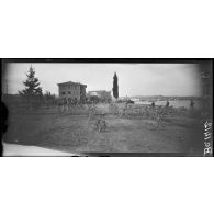 Près de Desenzano. L'arrivée d'une compagnie cycliste de bersagliers. Pendant la pause. [légende d'origine]