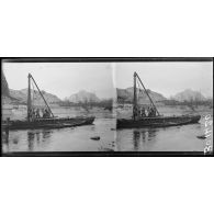 Rivoli. Soldats italiens enfonçant des pieux sur l'Adige pour consolider le pont de Rivoli. [légende d'origine]