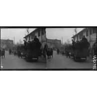 Camions transportant de jeunes engagés volontaires italiens. [légende d'origine]