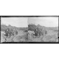 Fort de Douaumont, le révérend Mac Farland, les pasteurs militaires et le commandant Ganay arrivant au fort. [légende d'origine]
