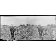 Fort de Douaumont, le révérend Mac Farland et les pasteurs militaires revenant d'un poste d'observation. en tête, le commandant Ganay. [légende d'origine]