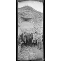 Fort de Douaumont, le révérend Mac Farland, les pasteurs militaires, le commandant de Ganay, le colonel Dehay à la sortie du fort. [légende d'origine]
