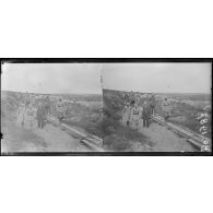Fort de Douaumont, le révérend Mac Farland et les membres de la mission à l'une des sorties du boyau d'accès au fort. [légende d'origine]