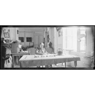 Le Plessis Belleville, le commandant Féquant commandant la division de bombardement à son bureau. [légende d'origine]