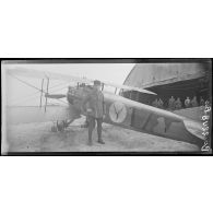 Le Plessis-Belleville (Oise). Aviation de chasse. Le lieutenant Haegelen, 6 avions, 7 captifs, GC 17 escadrille 100. [légende d'origine]