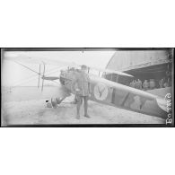 Le Plessis-Belleville (Oise). Aviation de chasse. Le lieutenant Haegelen, 6 avions, 7 captifs, GC 17 escadrille 100. (légende d'origine]