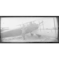 Le Plessis-Belleville (Oise). Aviation de chasse. Le lieutenant de Slade, 14 avions, GC 20, escadrille 159. [légende d'origine]