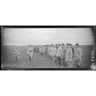 Plessis-Belleville (Oise). Camp d'aviation. Remise de décorations. Le général Duval passe en revue les aviateurs. [légende d'origine]