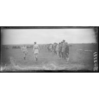 Plessis-Belleville (Oise). Camp d'aviation. Remise de décoration. Le général Duval et les aviateurs qui vont être décorés. [légende d'origine]