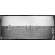 Plessis-Belleville (Oise). Camp d'aviation. Remise de décoration. Les aviateurs qui vont être décorés. [légende d'origine]