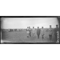 Plessis-Belleville (Oise). Camp d'aviation. Le général Duval remet la croix de la Légion d'honneur au capitaine de Geffrier (116 bombardements de jour). [légende d'origine]