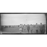 Plessis-Belleville (Oise). Camp d'aviation. Le général Duval remet la croix de la Légion d'honneur au lieutenant Risacher. [légende d'origine]