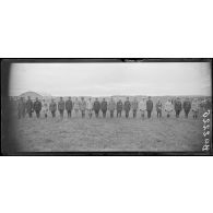 Plessis-Belleville (Oise). Camp d'aviation. Remise de décoration. Officiers aviateurs. [légende d'origine]