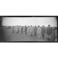 Plessis-Belleville (Oise). Camp d'aviation. Le général Duval décore des aviateurs. [légende d'origine]