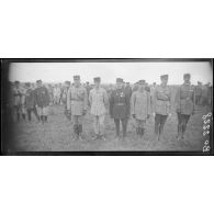 Plessis-Belleville (Oise). Camp d'aviation. Remise de décoration. Les nouveaux légionnaires : de gauche à droite, capitaine de Geffrier, lieutenant Risacher, lieutenant Dousinelle, lieutenant Matenot, lieutenant Chalus. [légende d'origine]