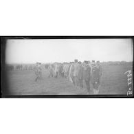 Plessis-Belleville (Oise). Camp d'aviation. Le général Duval décore des aviateurs. [légende d'origine]