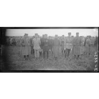 Plessis-Belleville (Oise). Camp d'aviation. Remise de décoration. Les nouveaux légionnaires : de gauche à droite, capitaine de Geffrier, lieutenant Risacher, lieutenant Dousinelle, lieutenant Matenot, lieutenant Chalus, lieutenant Duverger. [légende d'origine]