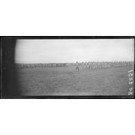 Plessis-Belleville (Oise). Camp d'aviation. Remise de décoration. Le défilé devant le général Duval et les nouveaux décorés. [légende d'origine]