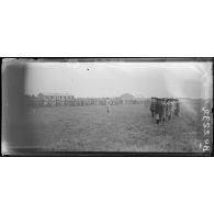 Plessis-Belleville (Oise). Camp d'aviation. Remise de décoration. Le défilé devant le général Duval et les nouveaux décorés. [légende d'origine]