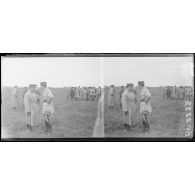 Plessis-Belleville (oise). Camp d'aviation. Après le remise de décoration, le général Duval et le commandant Vuillemin. (Legende d'origine]
