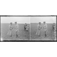 Plessis-Belleville (Oise). Camp d'aviation. Après le remise de décoration, le général Duval et le commandant Vuillemin. [légende d'origine]