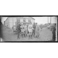 Plessis-Belleville (Oise). Camp d'aviation. Après la remise de décoration, le général Duval et les chefs d'escadrilles. [légende d'origine]