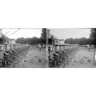 Recy, près de Châlons : peloton cycliste du régiment de spahis. [légende d’origine]