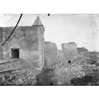 Ham (Somme). Un coin du château dynamité. [légende d’origine]