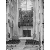 Noyon (Oise), ancienne cathédrale, le buffet d'orgues (les tuyaux enlevés par les allemands). [légende d'origine]