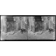 Suzoy (Somme). Un dépôt de grenades armées. [légende d'origine]