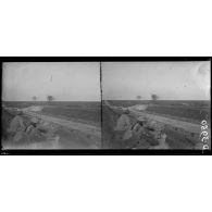 Région de st Quentin (Aisne). Epine de Dallon, obus de 150 éclatant sur les lignes françaises. [légende d'origine]