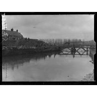 Entre Pont l'Evêque et Sempigny (Oise), ponts provisoires sur le canal latéral à l'Oise. [légende d'origine]