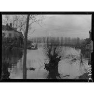 Entre Pont l'Evêque et Sempigny (Oise), inondations provoquées par la rupture des digues du canal de l'Oise. [légende d'origine]