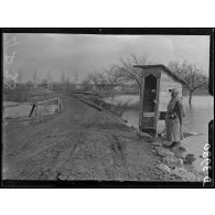 Entre Pont-l'Evêque et Sempigny (Oise), un régulateur de la traversée des ponts provisoires. [légende d'origine]