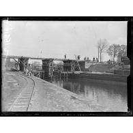 Pont-l'Evêque, Oise, réfection du pont détruit. [légende d'origine]