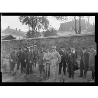 Visite des jardins potagers du 1e zouaves. St Denis. M. Thierry sous secrétaire d'Etat de l'Intendance. M. le général Parreau commandant le département de la Seine. [légende d'origine]