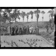 Visite des jardins potagers du 1e zouaves. St Denis. Fort de l'Est. Visite des jardins. [légende d'origine]