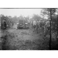 [Expérimentation d'un Caterpillar sur un terrain à proximité de Souain le 9 décembre 1915.]