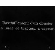 Ravitaillement d'un obusier britannique à l'aide de tracteur à vapeur.