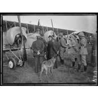 Sermiers, Marne, parc d'aviation. Visite de membres de la mission russe. [légende d'origine]