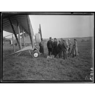 Sermiers, Marne, parc d'aviation. Visite de membres de la mission russe. [légende d'origine]