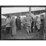 Sermiers, Marne, parc d'aviation. Aterrissage d'un avion. L'aviateur est félicité par les membres de la mission. [légende d'origine]