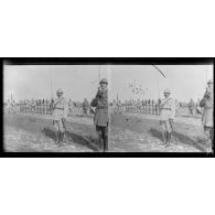 Le colonel Boyé après la remise de décoration. [légende d'origine]