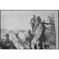 Commando Cobra. Opération du djebel Bou Amoud. Groupe de commandos en attente sur un sommet. [légende d'origine]