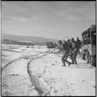 Au cours d'une opération de reconnaissance dans le Vieux Saïda, des éléments du 8e RIM sautent de leurs véhicules afin de préparer l'encerclement d'une mechta. [légende d'origine]