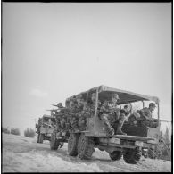 Soldats du 8e RIM assis dos à dos dans leurs véhicules de transport. [légende d'origine]