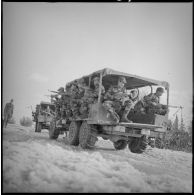 Soldats du 8e RIM assis dos à dos dans leurs véhicules de transport. [légende d'origine]