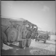 Soldats du 8e RIM assis dos à dos dans leurs véhicules de transport. [légende d'origine]