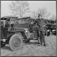 [Cantonnement du commando Georges, à la ferme Carafon. Soldat posant devant une jeep.]